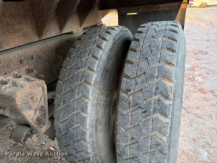 image for item EP7921 2001 Volvo VNM dump truck