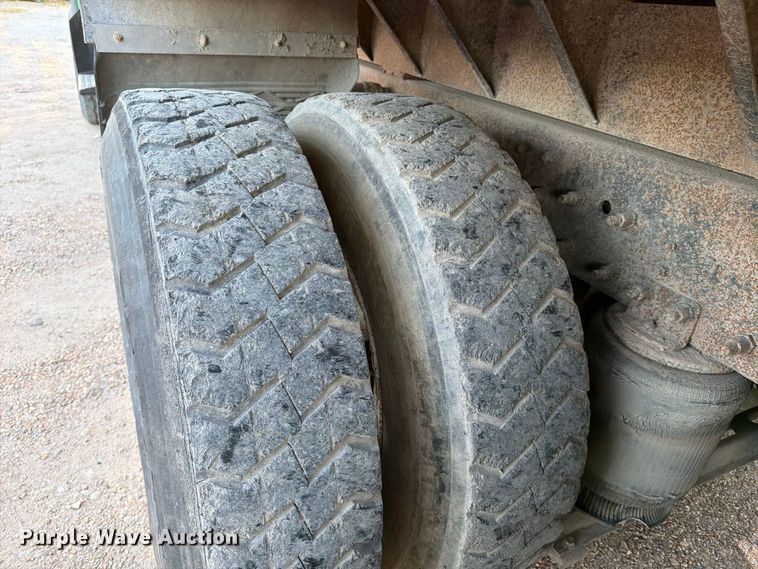image for item EP7921 2001 Volvo VNM dump truck