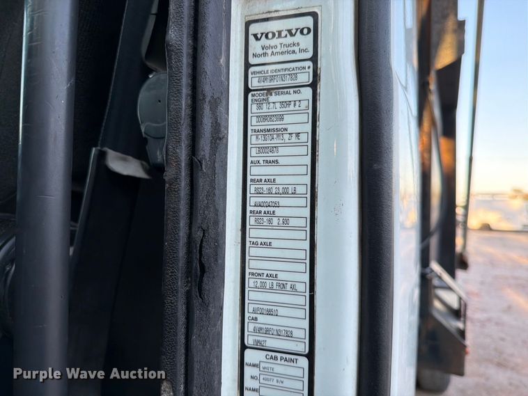 image for item EP7921 2001 Volvo VNM dump truck