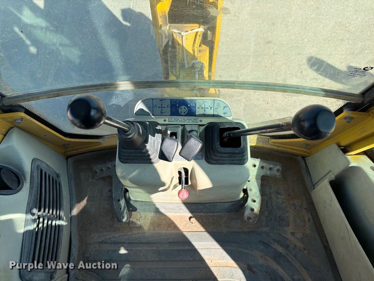 image for item EP7930 2001 Komatsu WB140-2T backhoe