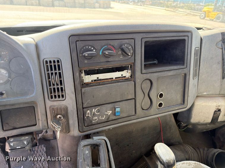image for item EP7932 2003 International 4200 dump truck