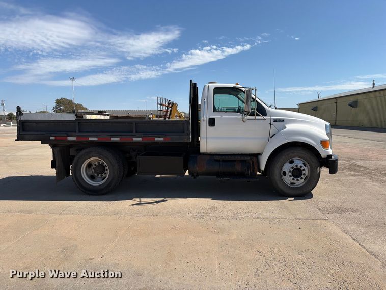 image for item EP7933 2004 Ford F650 Super Duty dump truck