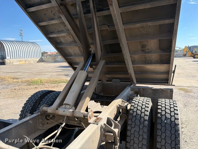 image for item EP7933 2004 Ford F650 Super Duty dump truck