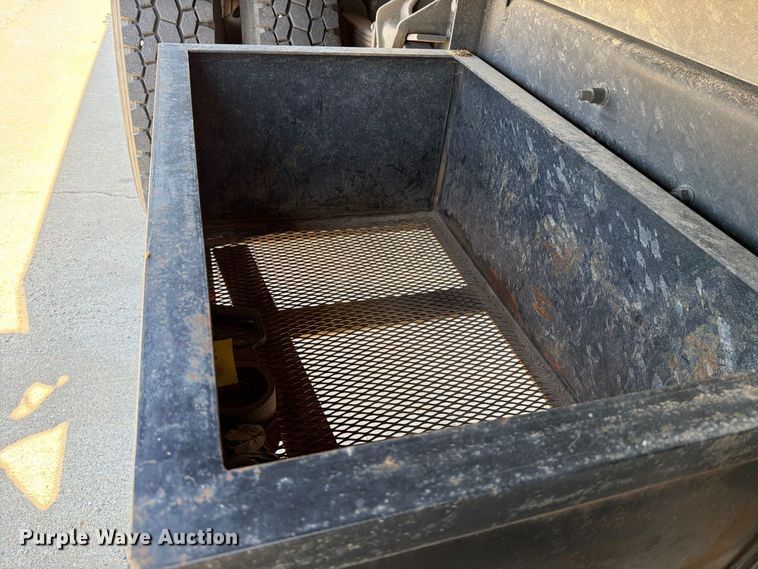image for item EP7933 2004 Ford F650 Super Duty dump truck