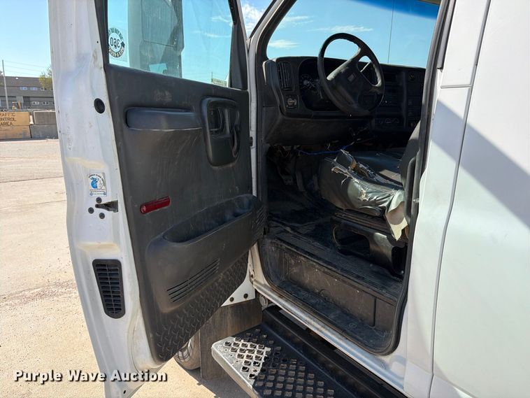 image for item EP7937 2005 Chevrolet C5500 crew cab reel truck