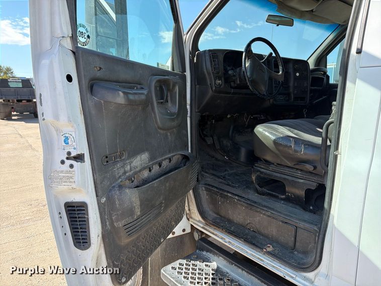 image for item EP7938 2005 GMC C4500 crew cab reel truck