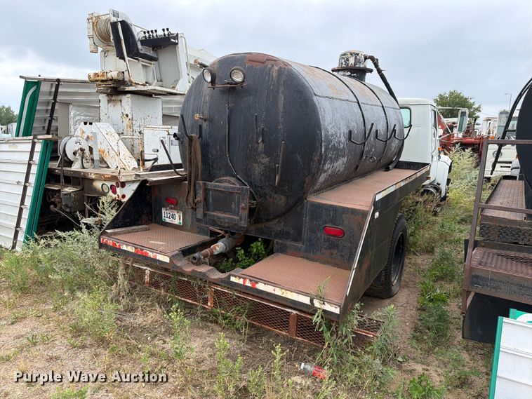 image for item ER1915 1990 International 4700 tank truck
