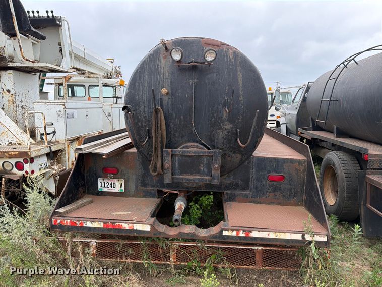 image for item ER1915 1990 International 4700 tank truck
