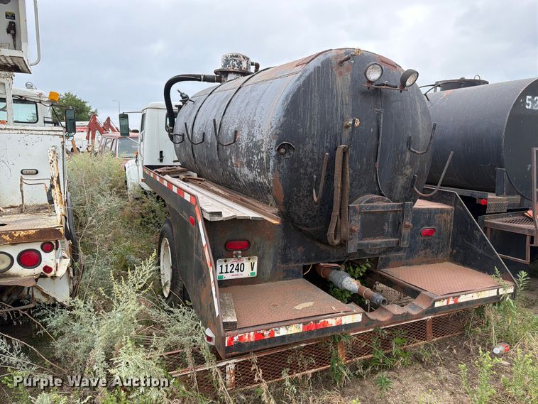 image for item ER1915 1990 International 4700 tank truck