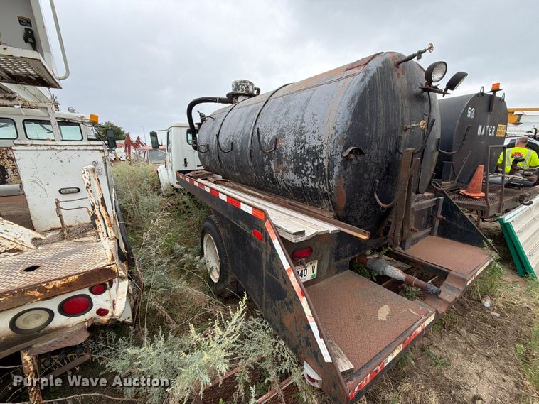 image for item ER1915 1990 International 4700 tank truck