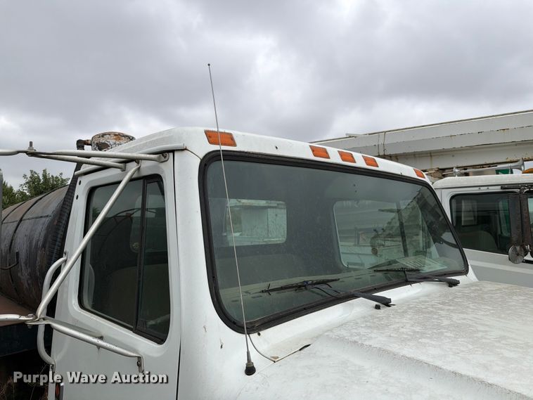image for item ER1915 1990 International 4700 tank truck