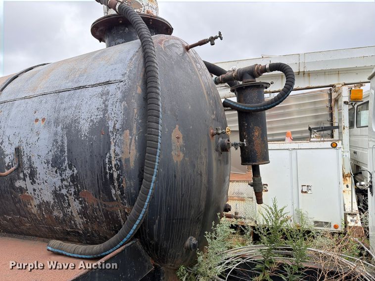 image for item ER1915 1990 International 4700 tank truck
