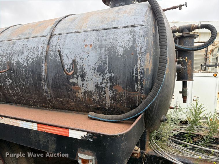 image for item ER1915 1990 International 4700 tank truck