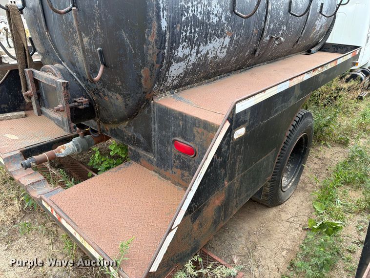 image for item ER1915 1990 International 4700 tank truck