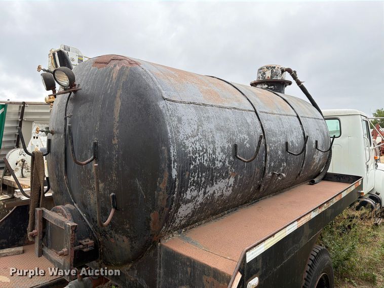 image for item ER1915 1990 International 4700 tank truck