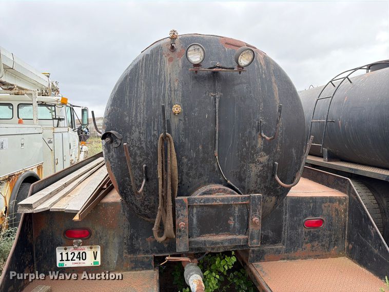 image for item ER1915 1990 International 4700 tank truck