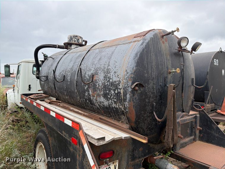 image for item ER1915 1990 International 4700 tank truck