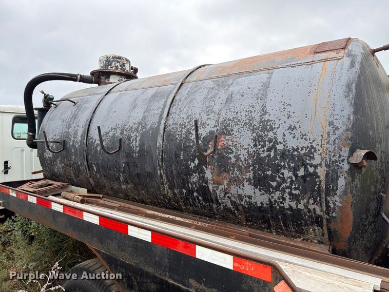 image for item ER1915 1990 International 4700 tank truck
