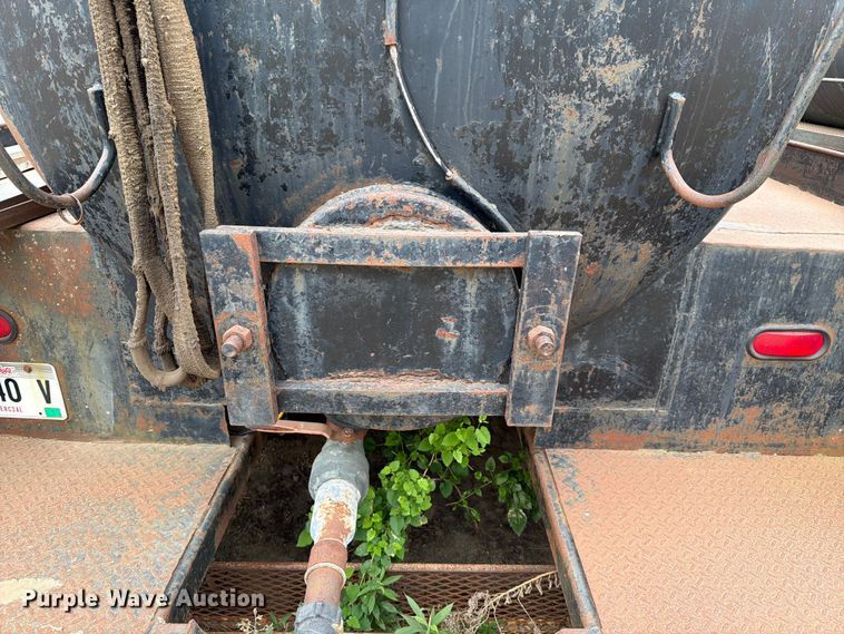 image for item ER1915 1990 International 4700 tank truck