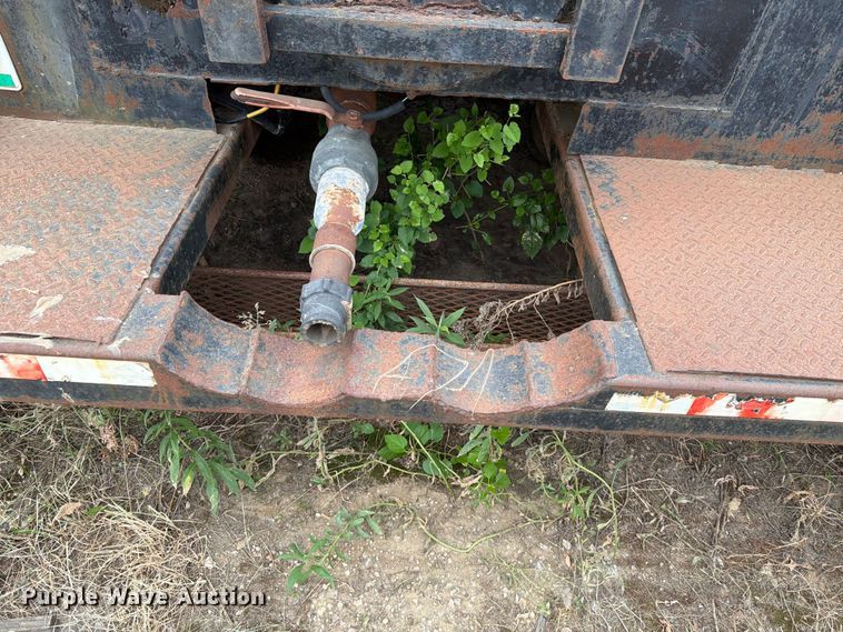image for item ER1915 1990 International 4700 tank truck