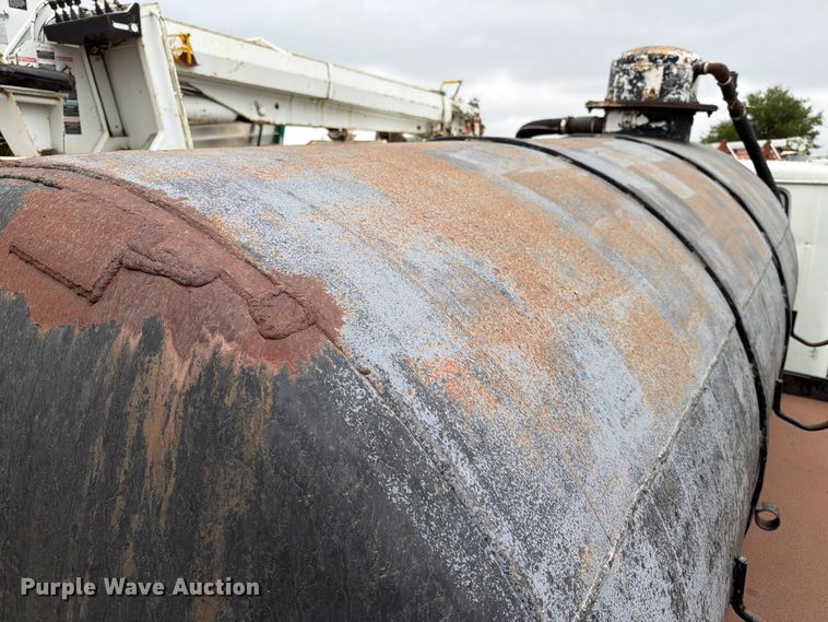 image for item ER1915 1990 International 4700 tank truck