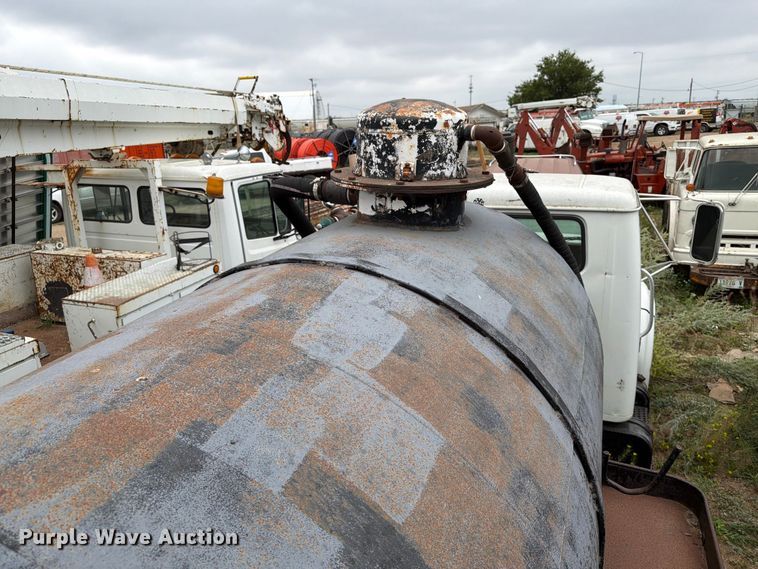 image for item ER1915 1990 International 4700 tank truck