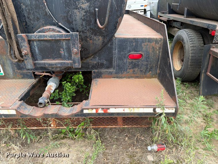 image for item ER1915 1990 International 4700 tank truck