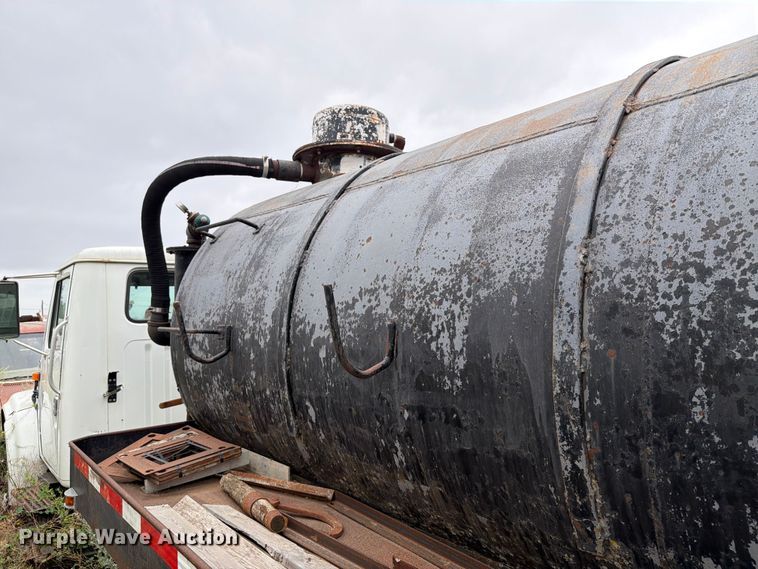 image for item ER1915 1990 International 4700 tank truck