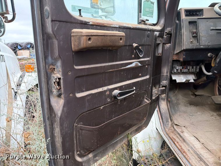 image for item ER1915 1990 International 4700 tank truck