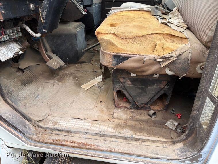 image for item ER1915 1990 International 4700 tank truck