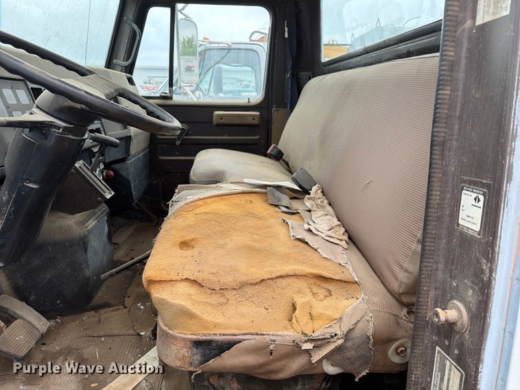 image for item ER1915 1990 International 4700 tank truck