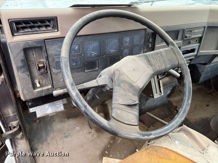 image for item ER1915 1990 International 4700 tank truck