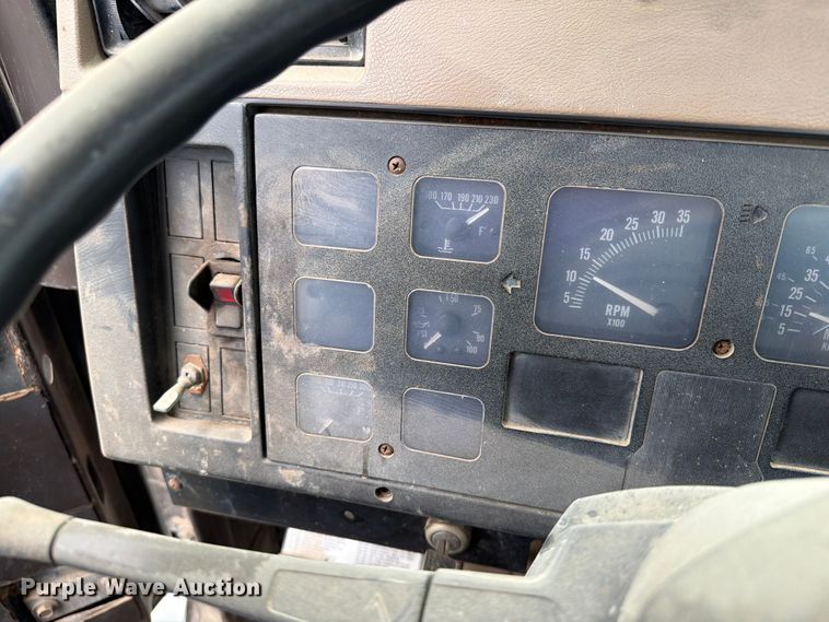 image for item ER1915 1990 International 4700 tank truck