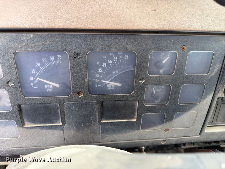 image for item ER1915 1990 International 4700 tank truck