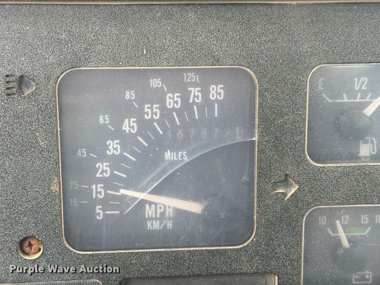 image for item ER1915 1990 International 4700 tank truck
