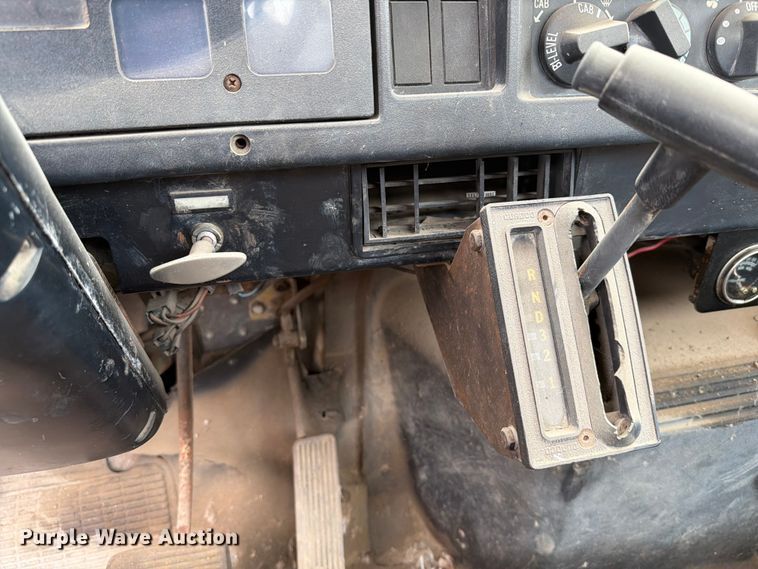 image for item ER1915 1990 International 4700 tank truck