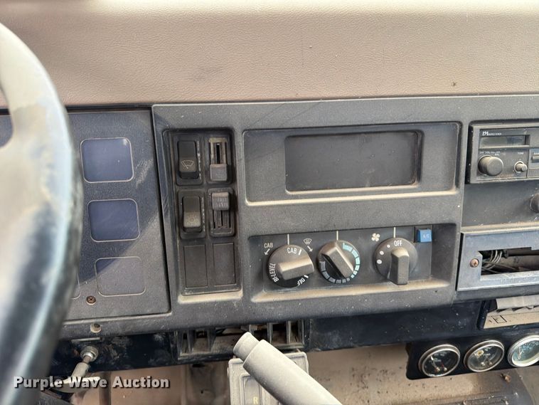 image for item ER1915 1990 International 4700 tank truck