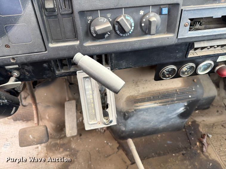 image for item ER1915 1990 International 4700 tank truck