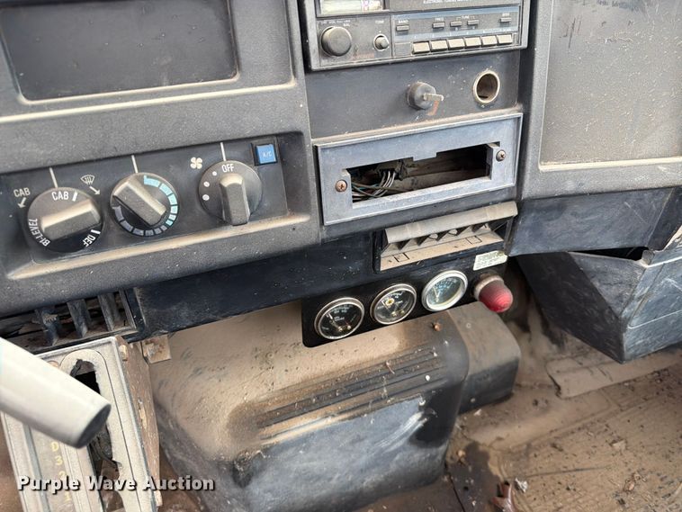 image for item ER1915 1990 International 4700 tank truck