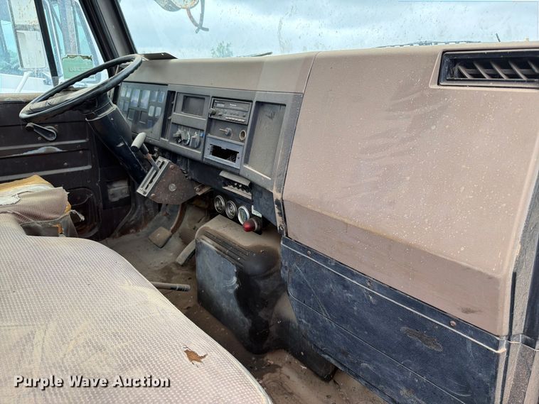image for item ER1915 1990 International 4700 tank truck