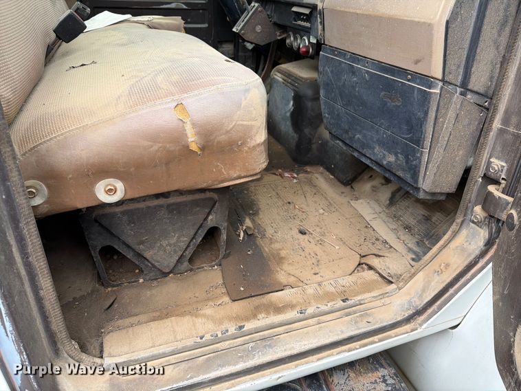 image for item ER1915 1990 International 4700 tank truck