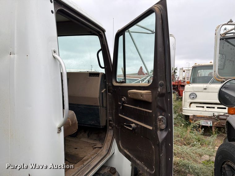 image for item ER1915 1990 International 4700 tank truck