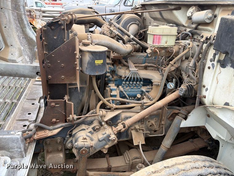 image for item ER1915 1990 International 4700 tank truck