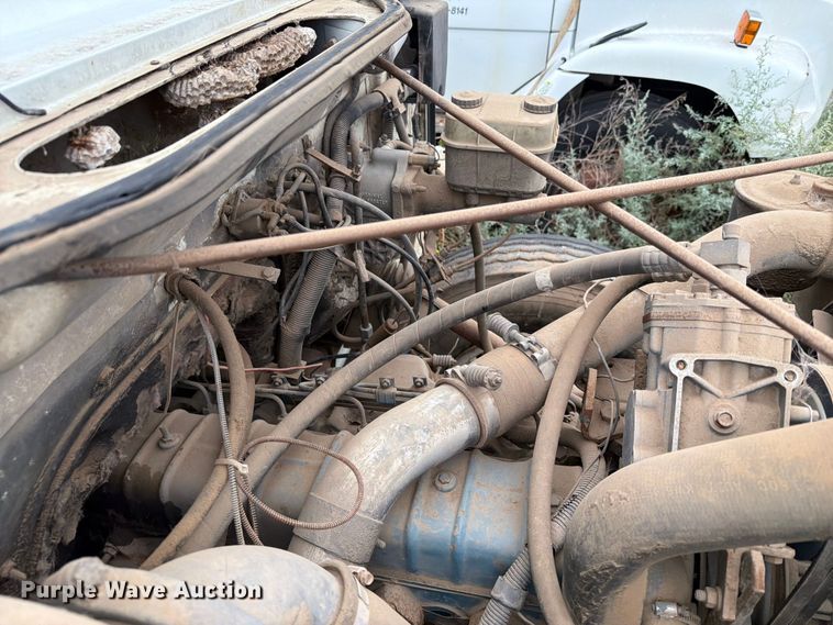 image for item ER1915 1990 International 4700 tank truck