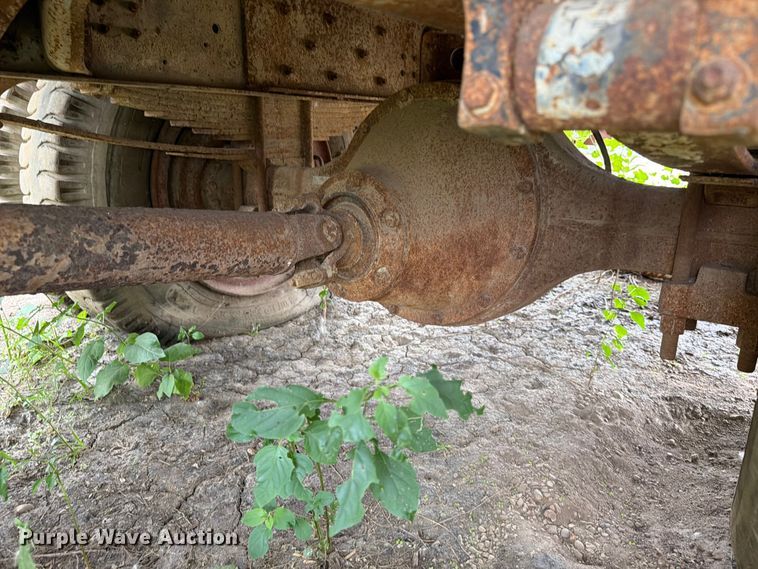image for item ER1915 1990 International 4700 tank truck