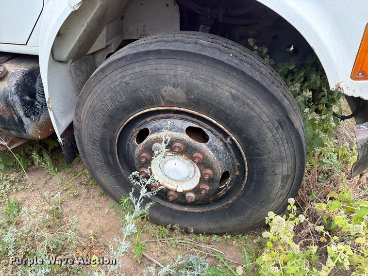 image for item ER1915 1990 International 4700 tank truck