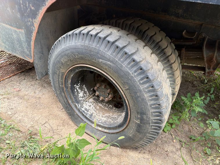 image for item ER1915 1990 International 4700 tank truck