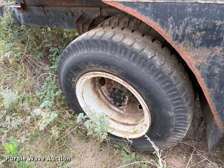 image for item ER1915 1990 International 4700 tank truck