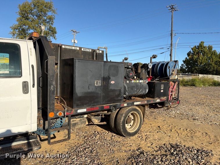 image for item ER3463 2006 GMC C5500 flatbed truck