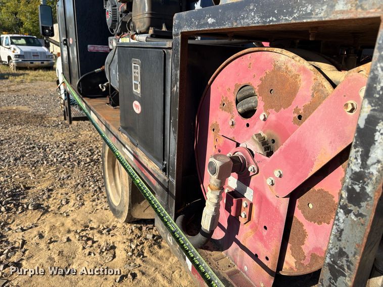 image for item ER3463 2006 GMC C5500 flatbed truck